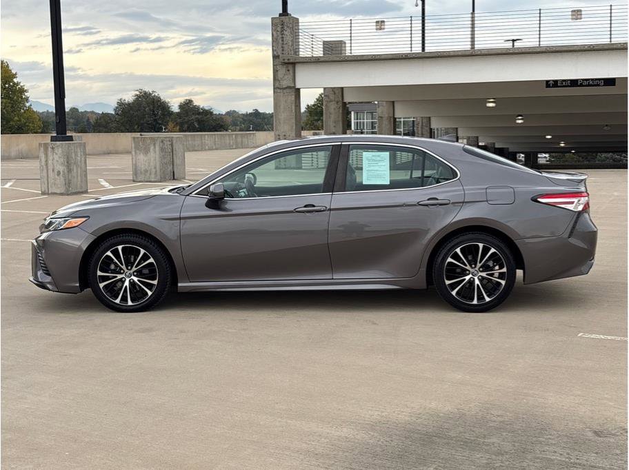 Used 2020 Toyota Camry SE image 4