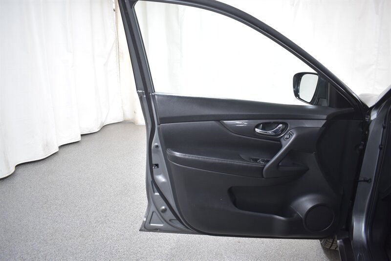 Used 2017 Nissan Rogue S FWD image 17