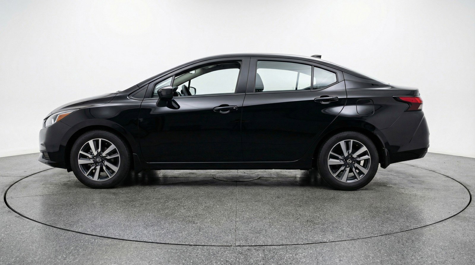 Used 2025 Nissan Versa SV image 5