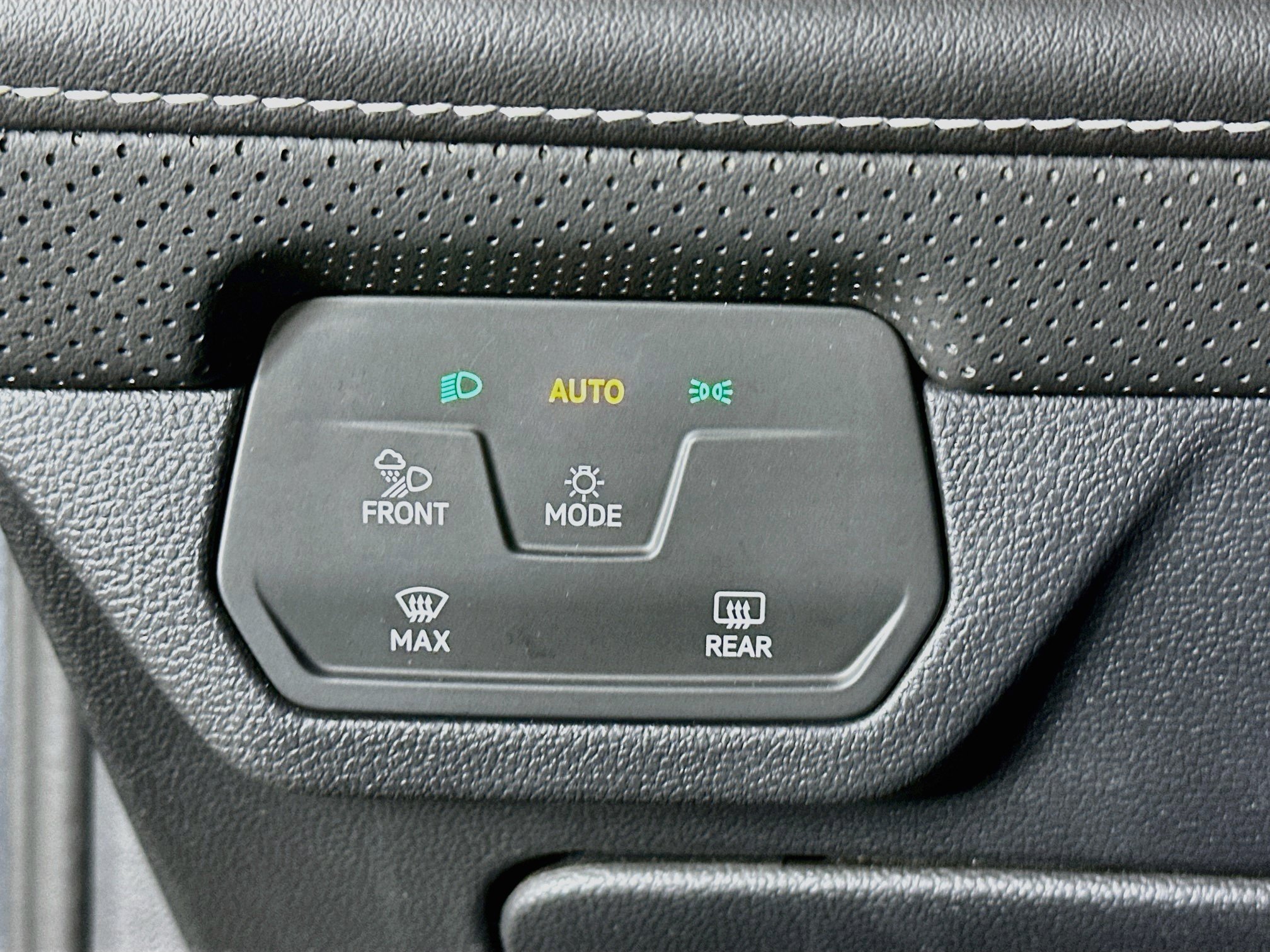 Used 2025 Volkswagen Atlas Cross Sport SE FWD image 17