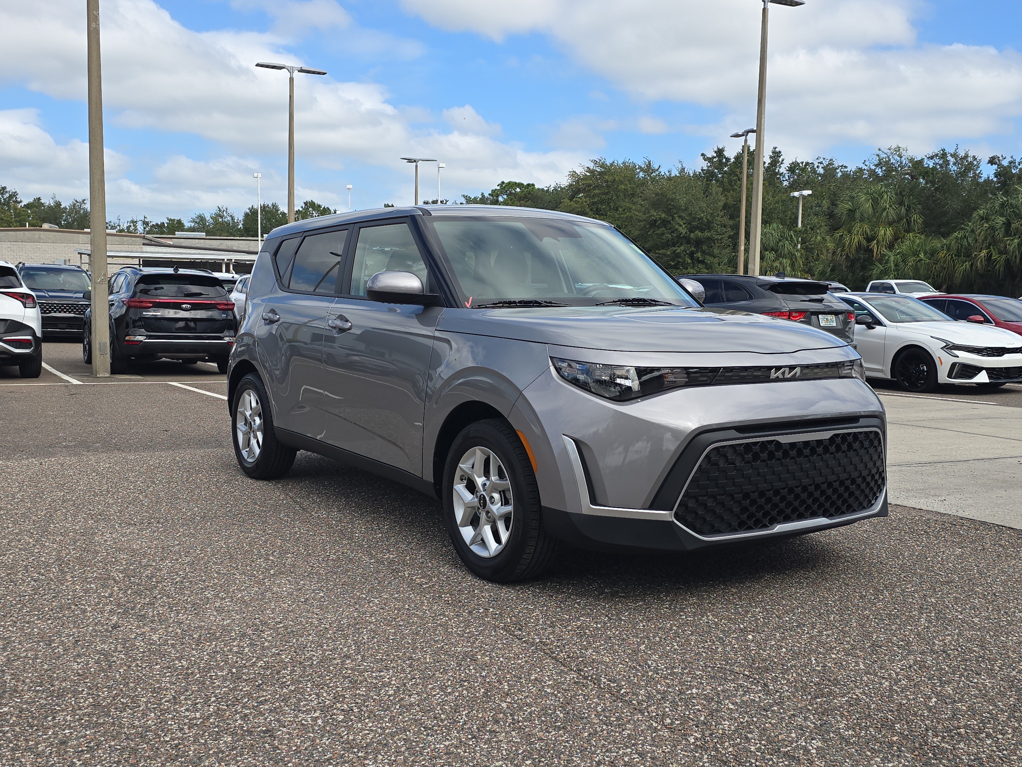 Certified 2025 Kia Soul LX w/ LX Technology Package FWD image 2