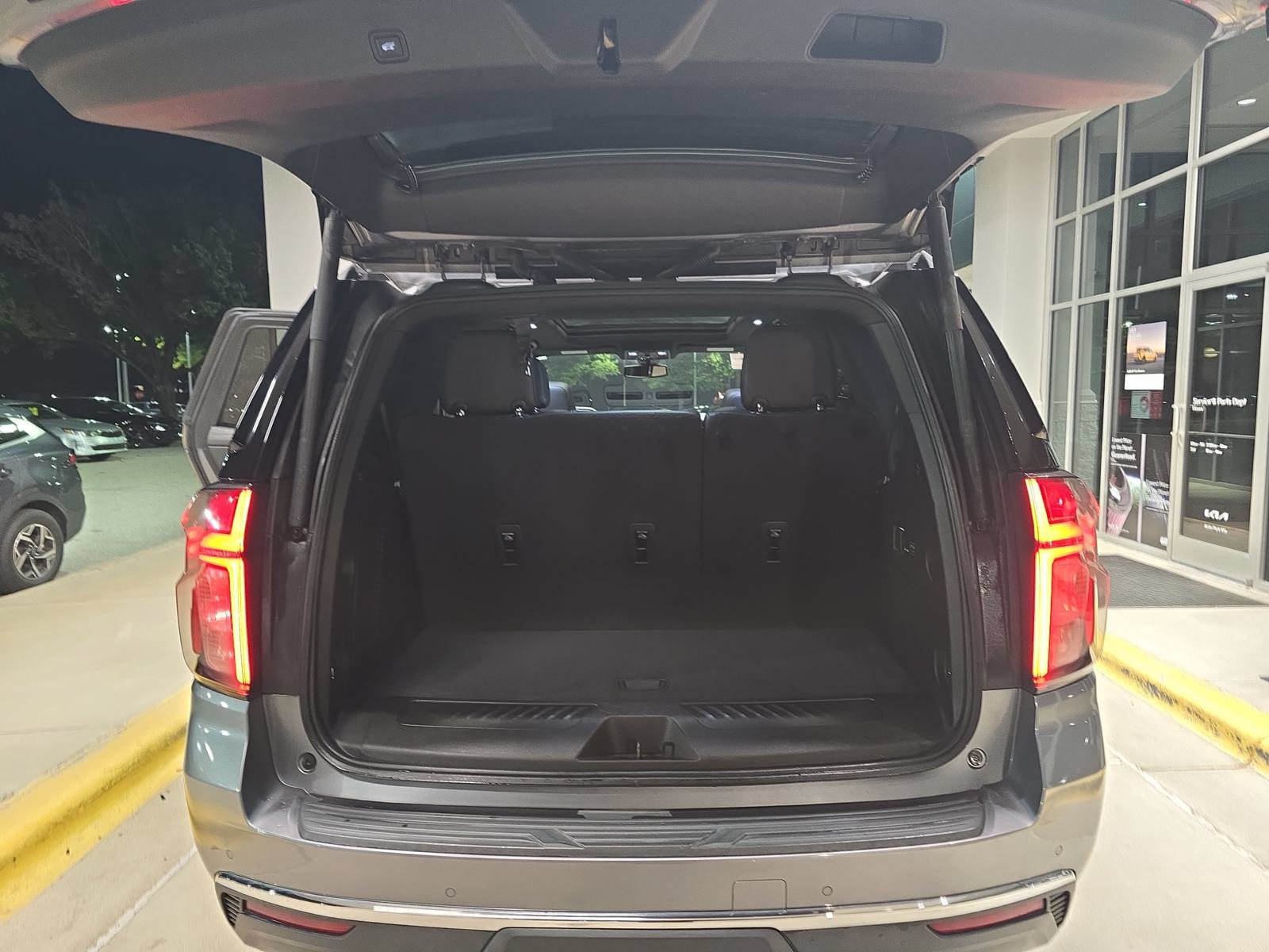 Used 2022 Chevrolet Tahoe LT w/ Luxury Package AWD/4WD image 13