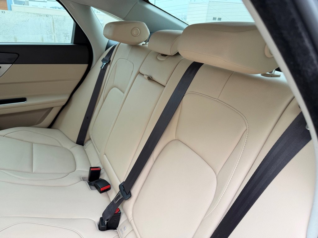 Used 2018 Jaguar XF Premium AWD/4WD image 18