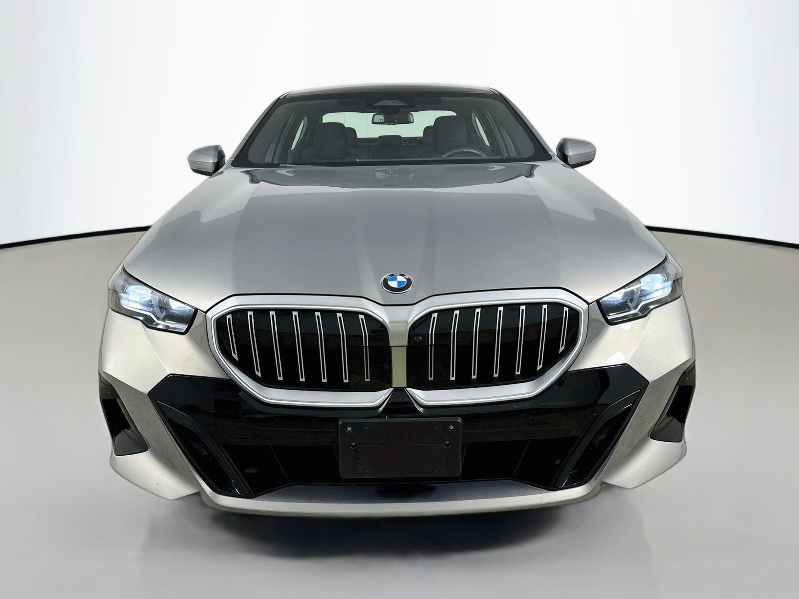 Used 2026 BMW 540i xDrive w/ M Sport Package AWD/4WD image 2