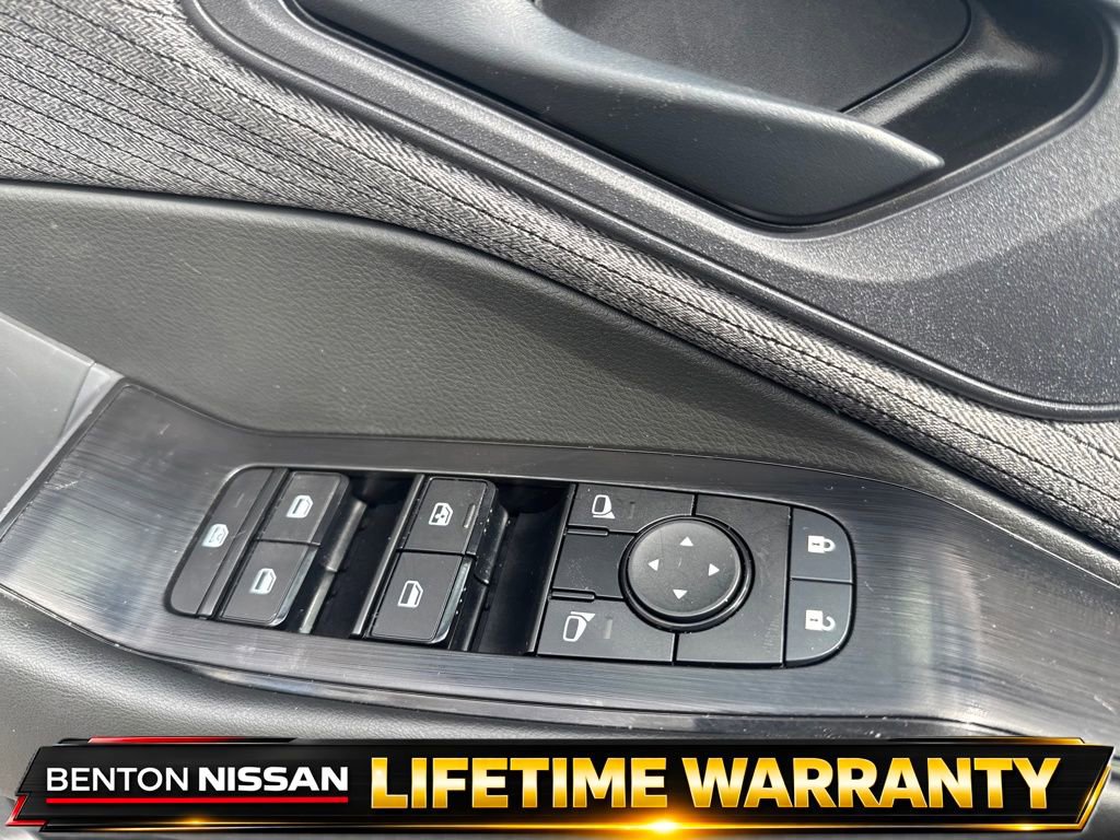 Used 2023 Nissan Rogue S image 12