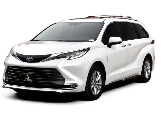 Used 2025 Toyota Sienna Limited image 1
