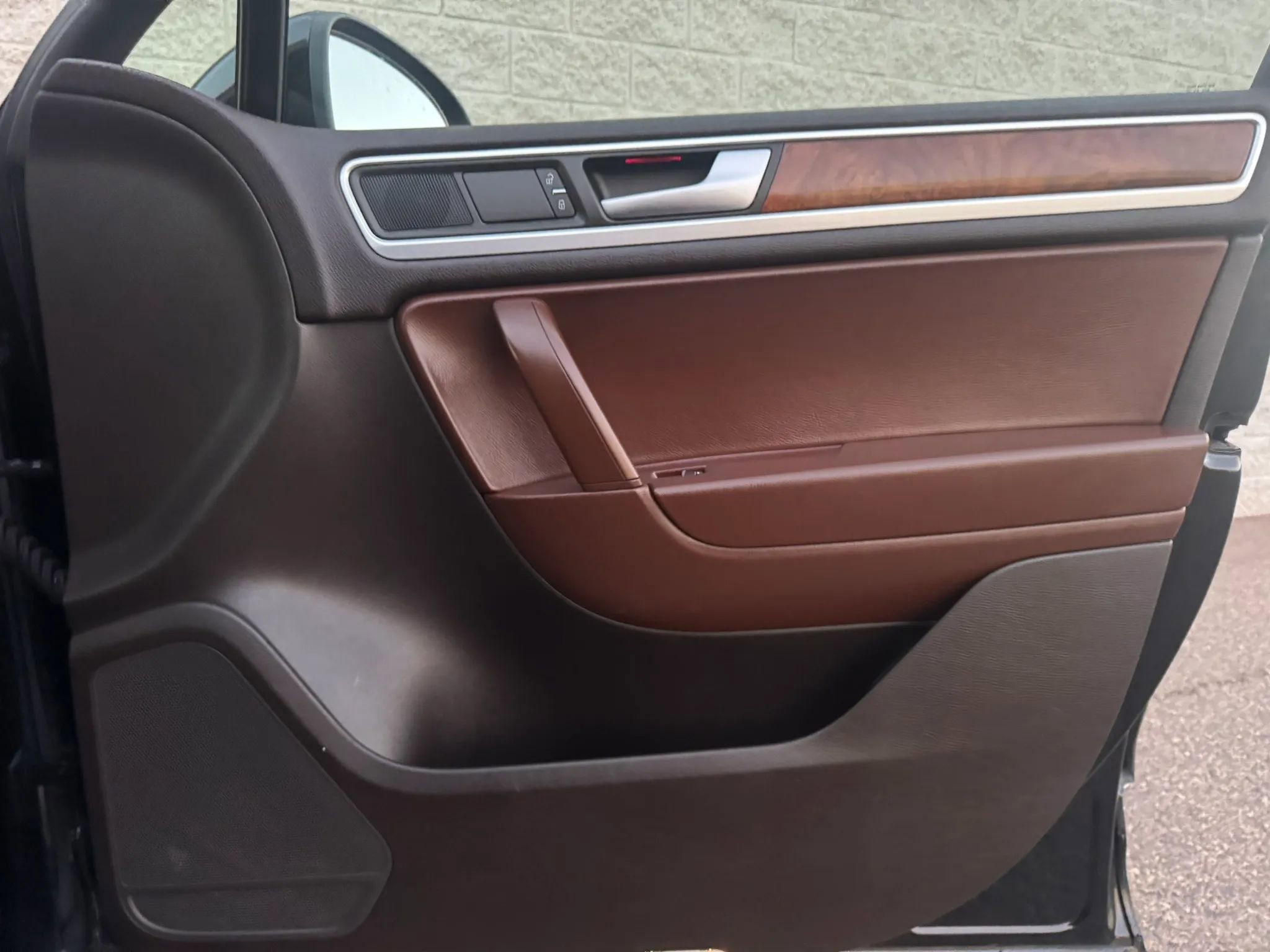 Used 2012 Volkswagen Touareg TDI image 11