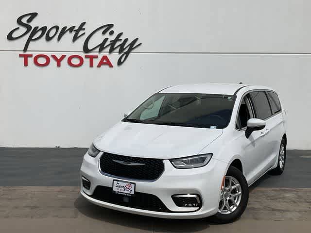 Used 2023 Chrysler Pacifica Touring-L FWD image 1