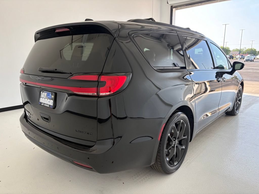Used 2025 Chrysler Pacifica Limited FWD image 24