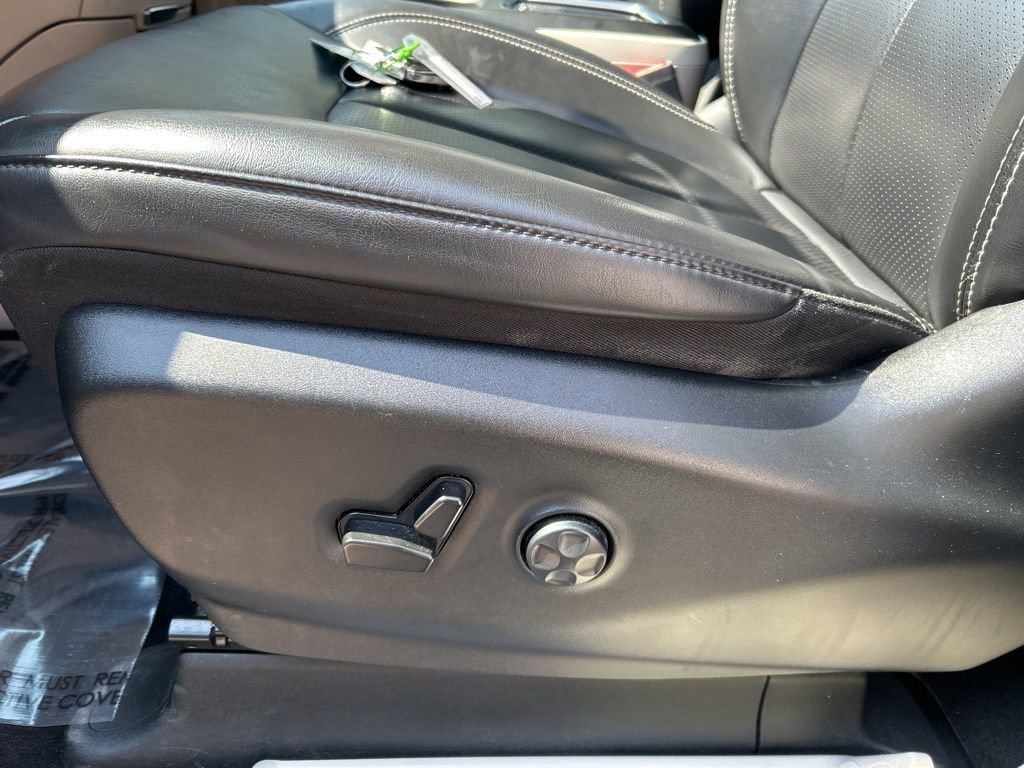 Used 2023 Chrysler Pacifica Touring-L image 16