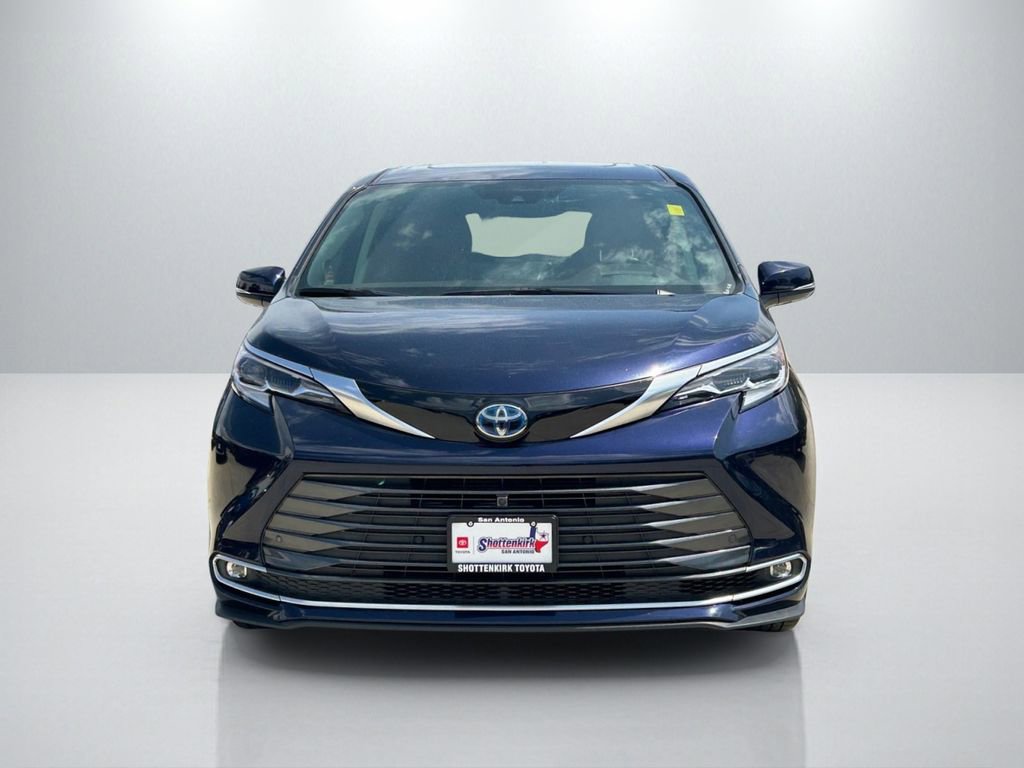 Used 2023 Toyota Sienna Platinum FWD image 2