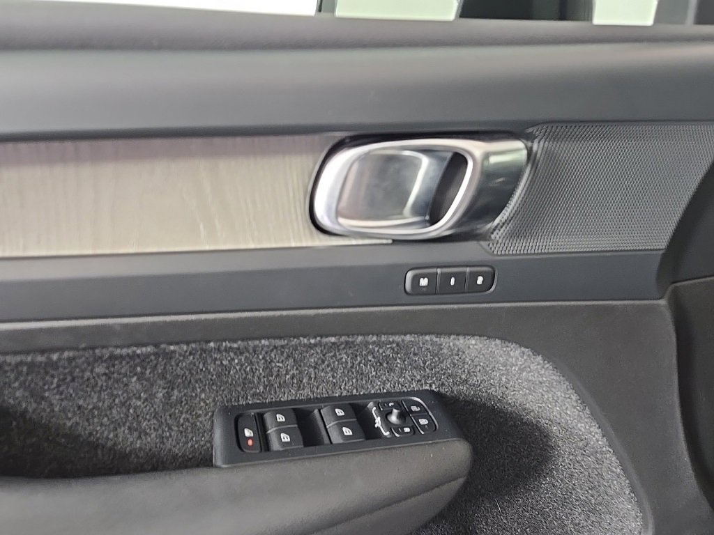 Certified 2023 Volvo XC40 B5 Plus w/ Protection Package Premier image 22