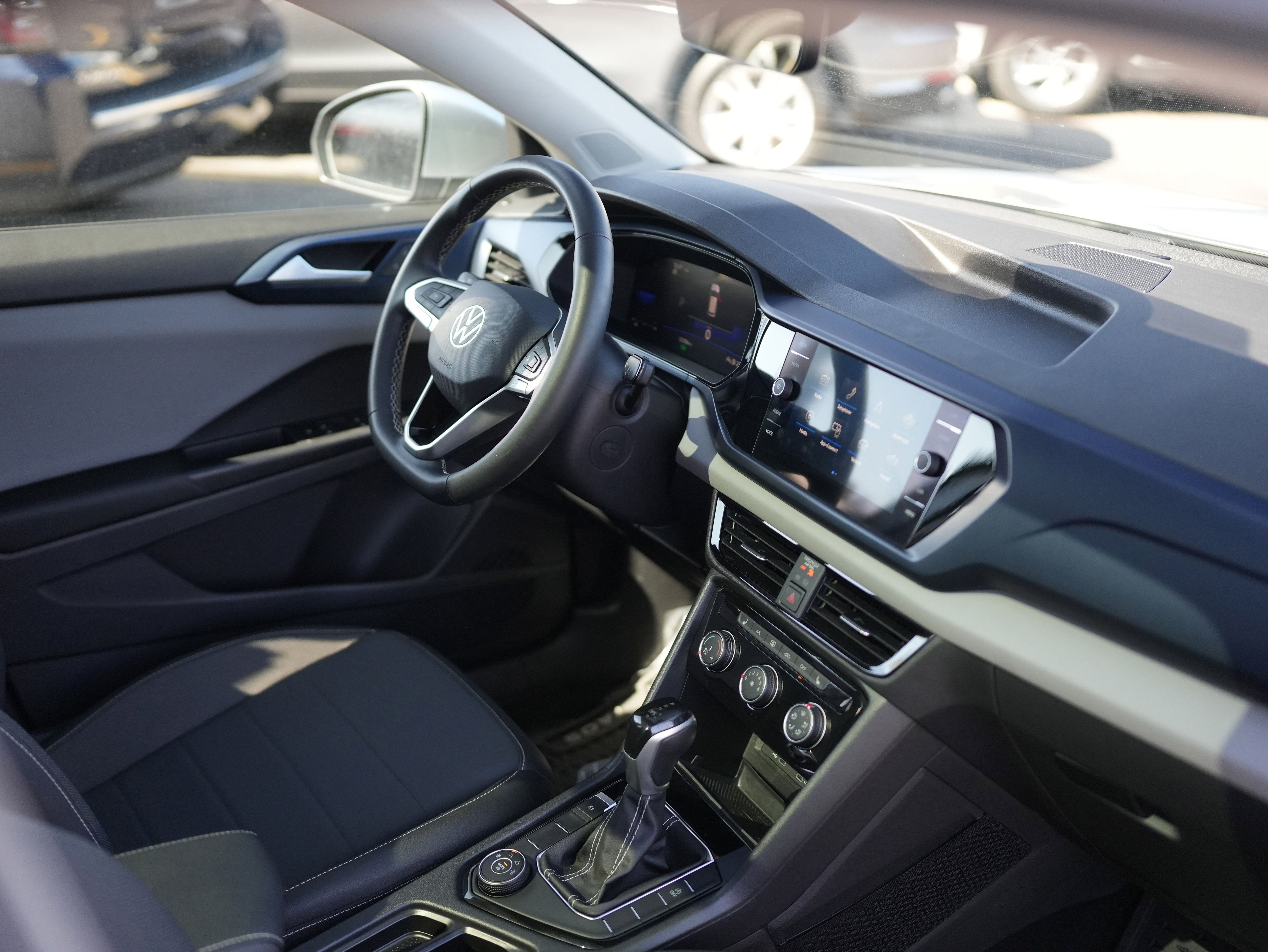 Used 2023 Volkswagen Taos SE w/ Panoramic Sunroof Package image 17