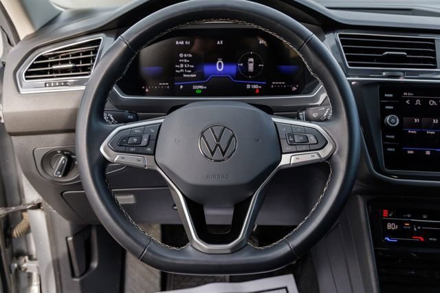 Used 2024 Volkswagen Tiguan SE AWD/4WD image 17