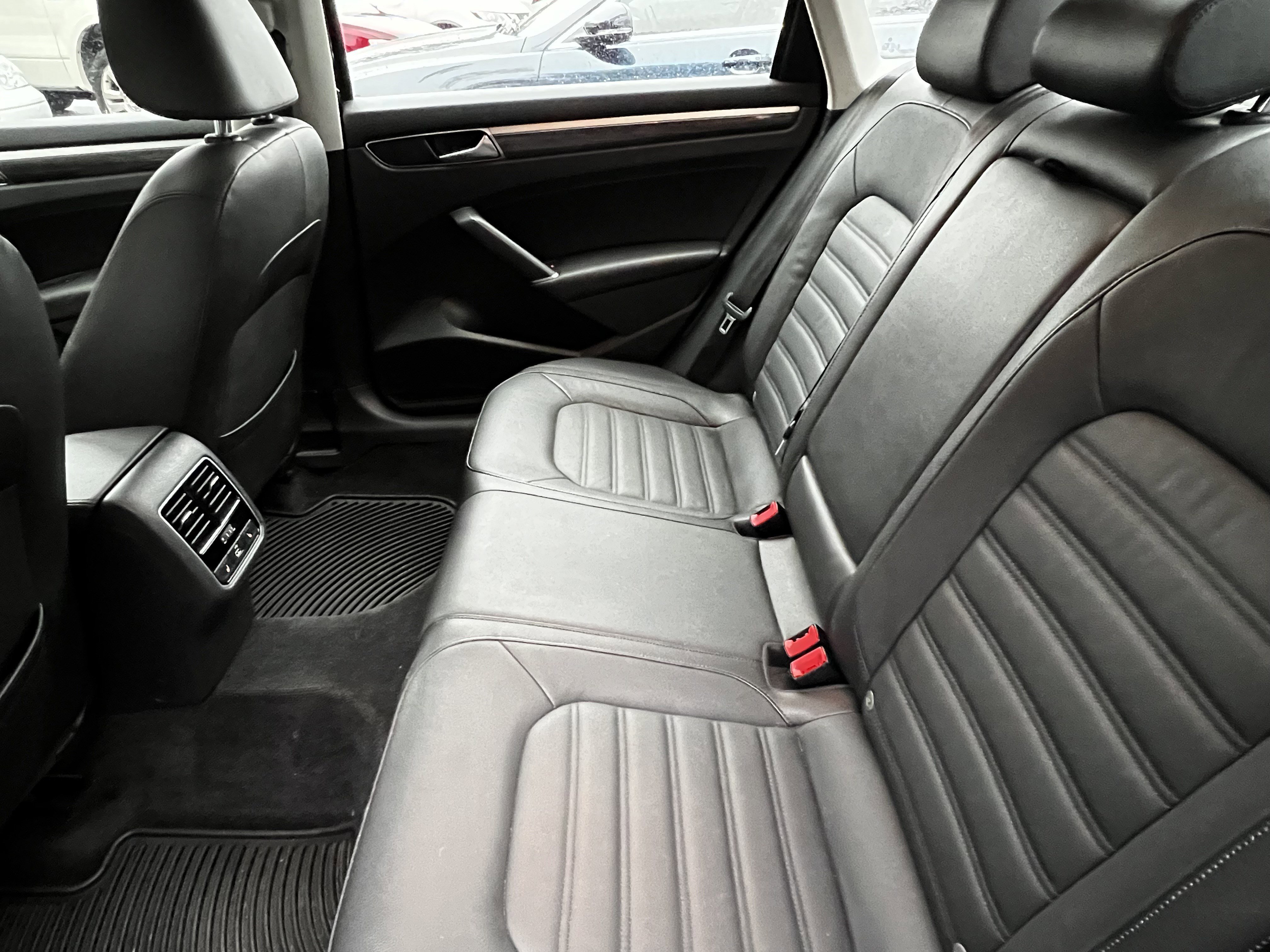 Used 2018 Volkswagen Passat 3.6 SEL Premium image 32