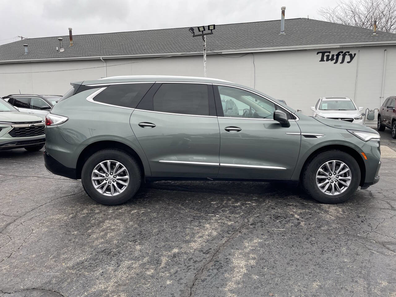 Used 2024 Buick Enclave Essence image 8