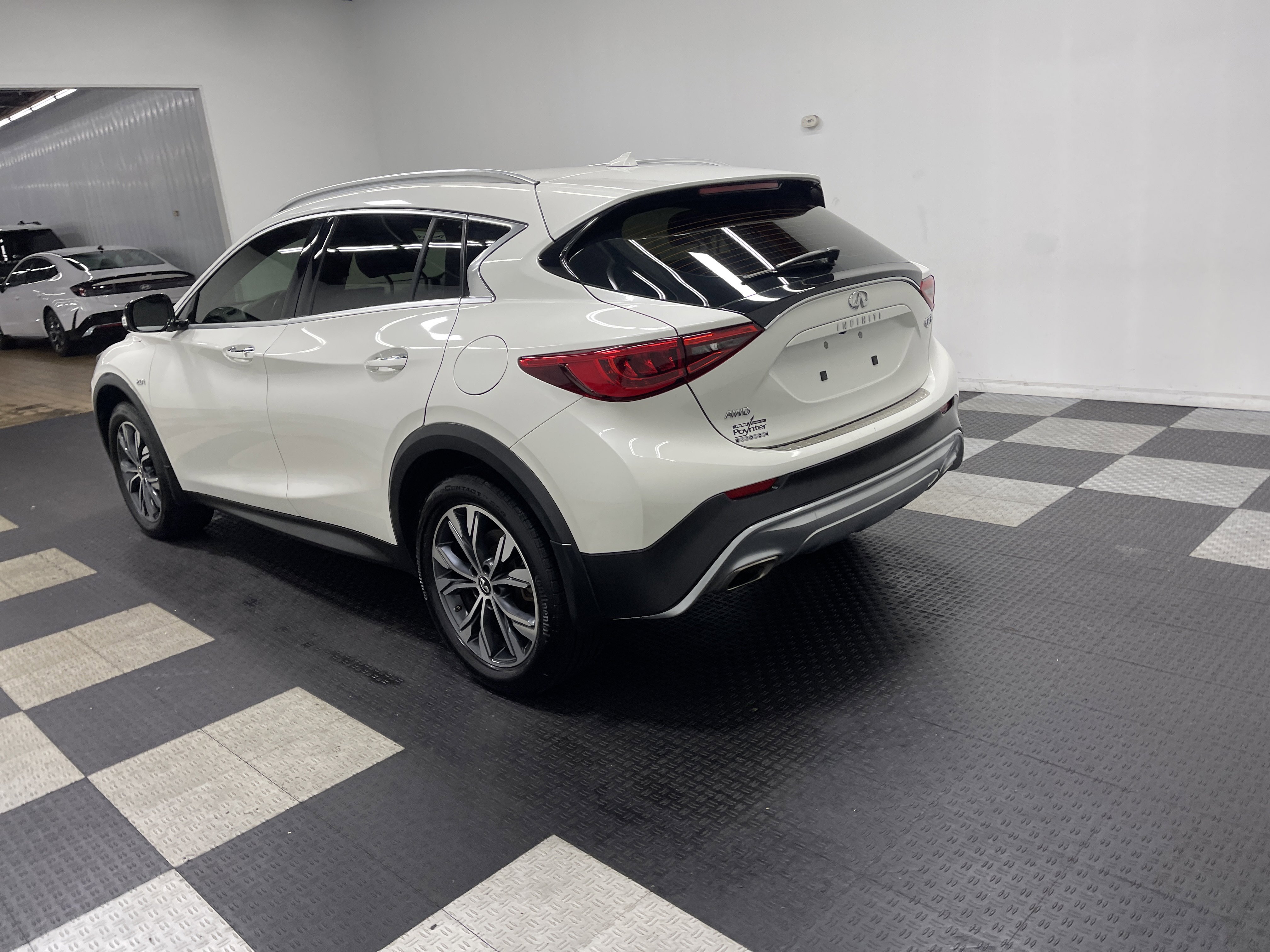 Used 2018 INFINITI QX30 Premium w/ Cargo Package image 2