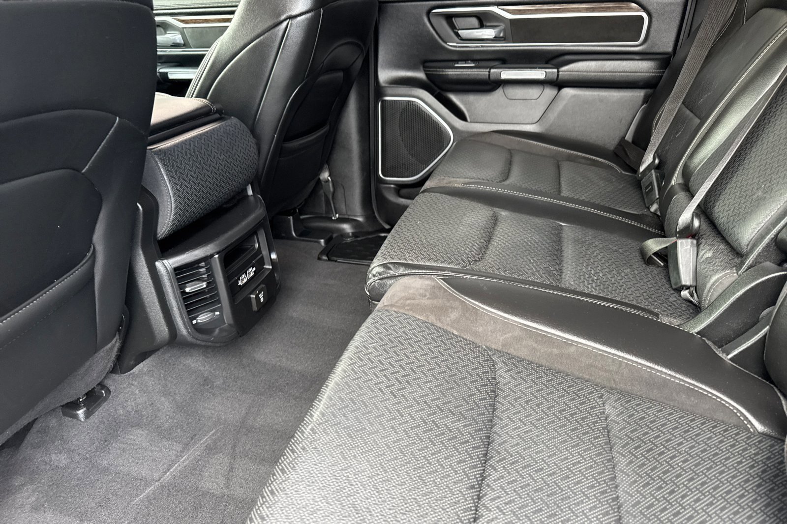 Used 2019 RAM 1500 Laramie AWD/4WD image 12