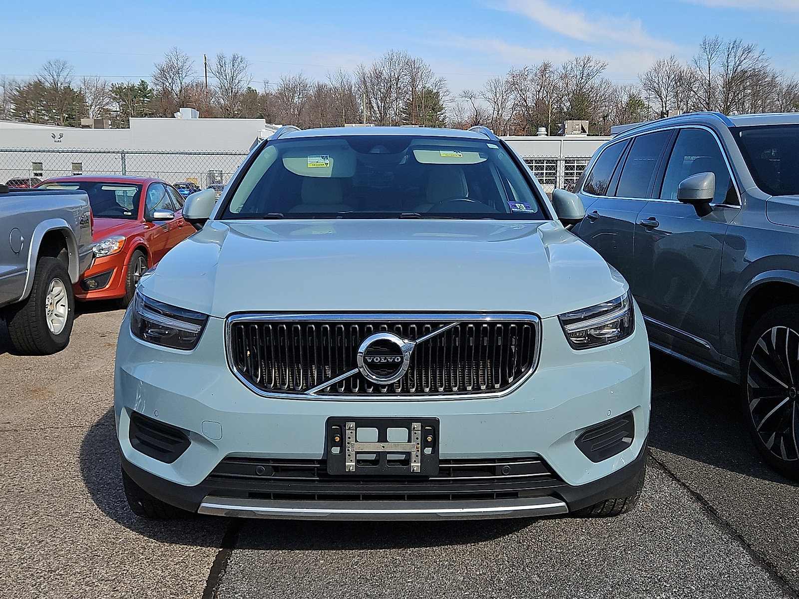 Used 2019 Volvo XC40 T5 Momentum image 2