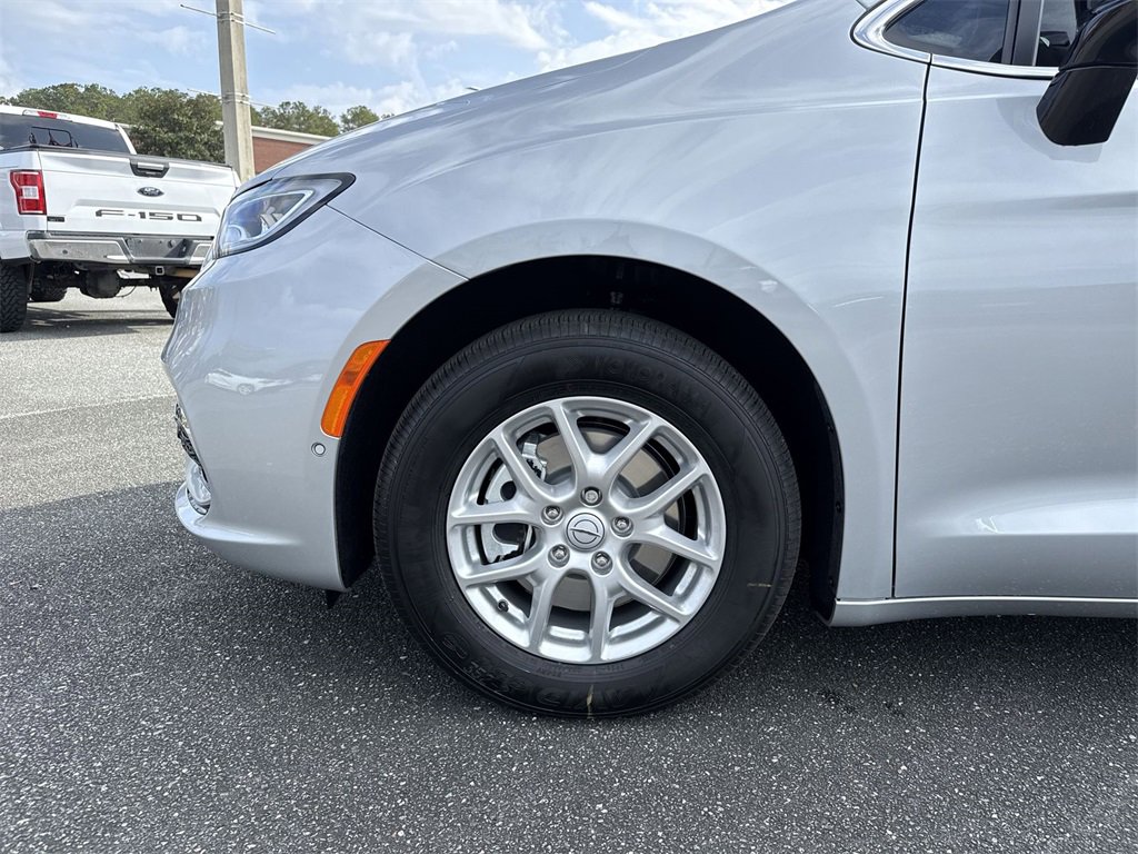 New 2026 Chrysler Pacifica Select image 10