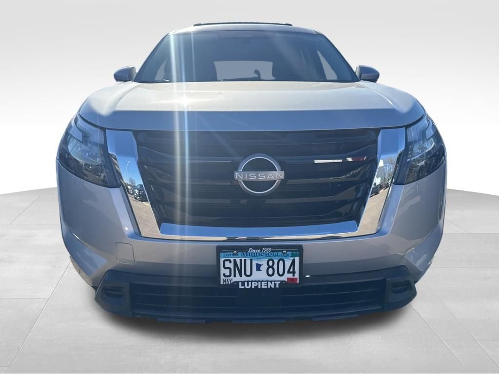 Used 2025 Nissan Pathfinder SV image 3