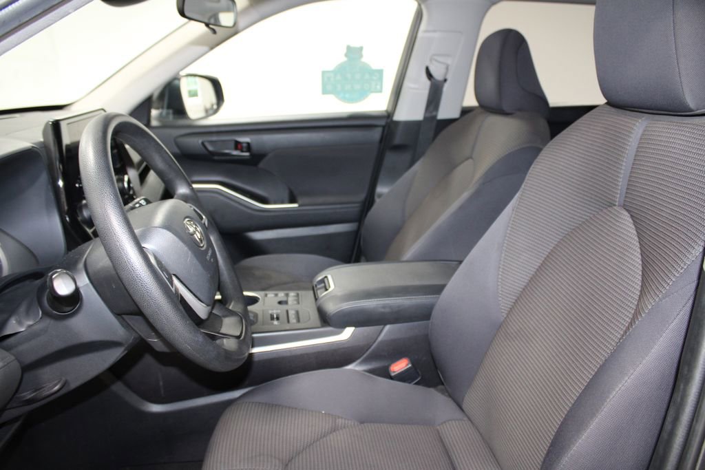 Used 2023 Toyota Highlander L image 18
