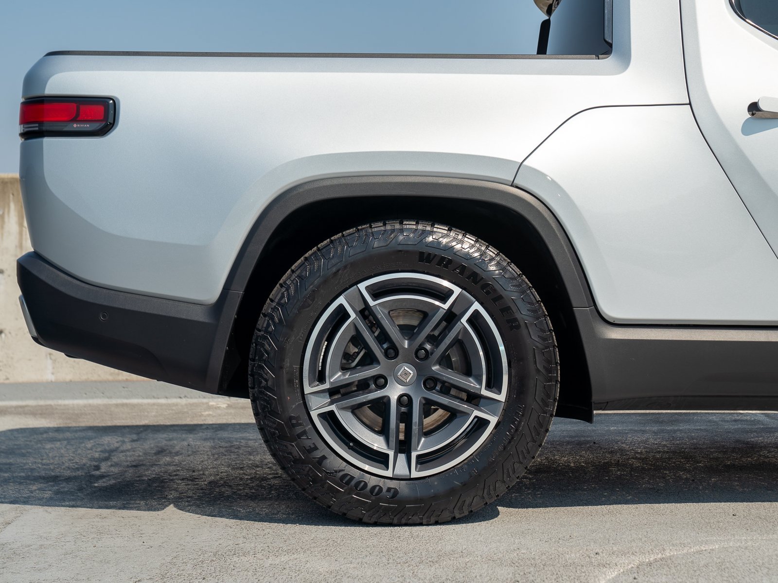 Used 2025 Rivian R1T Adventure AWD/4WD image 15