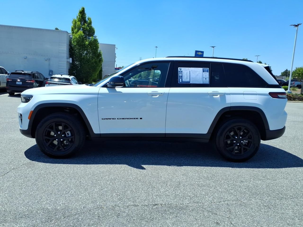 Used 2025 Jeep Grand Cherokee Altitude AWD/4WD image 24