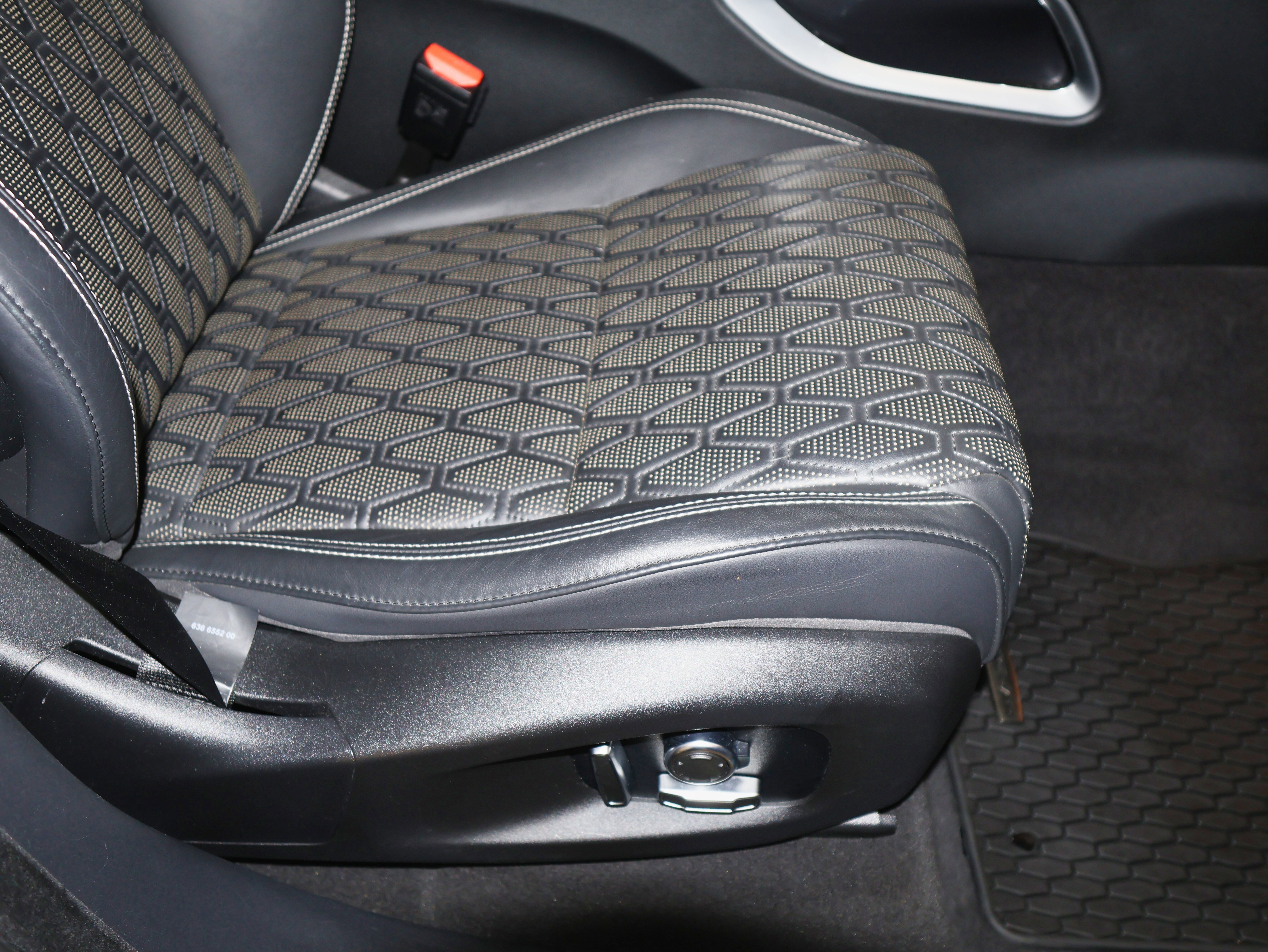 Used 2020 Jaguar F-PACE SVR image 45