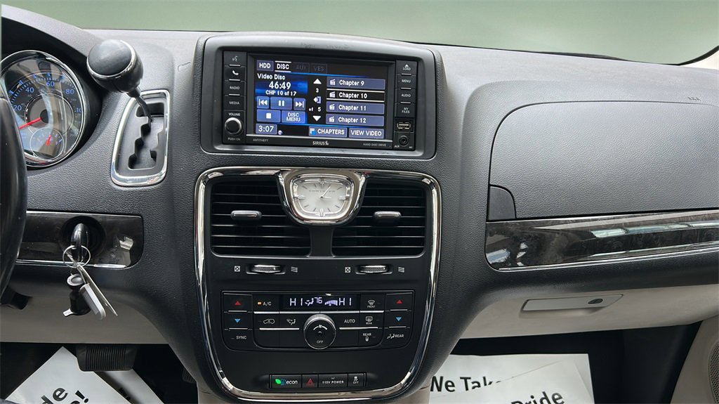 Used 2014 Chrysler Town & Country Touring image 22