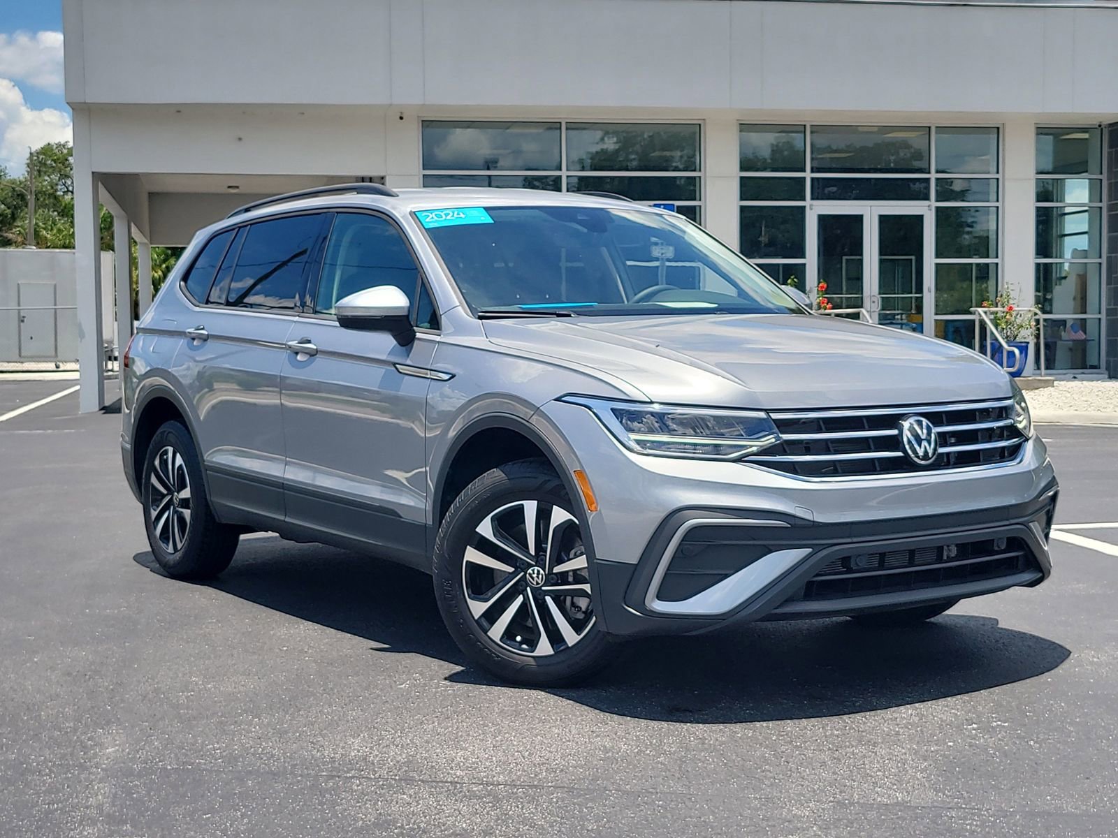 Used 2024 Volkswagen Tiguan S image 2