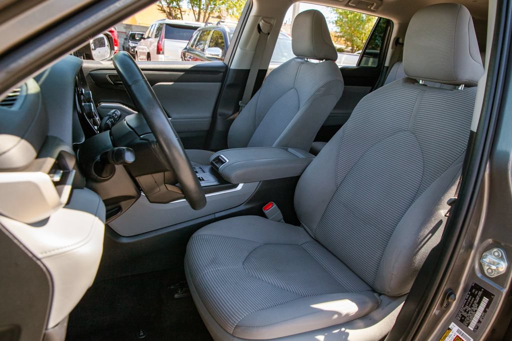 Used 2023 Toyota Highlander LE FWD image 12