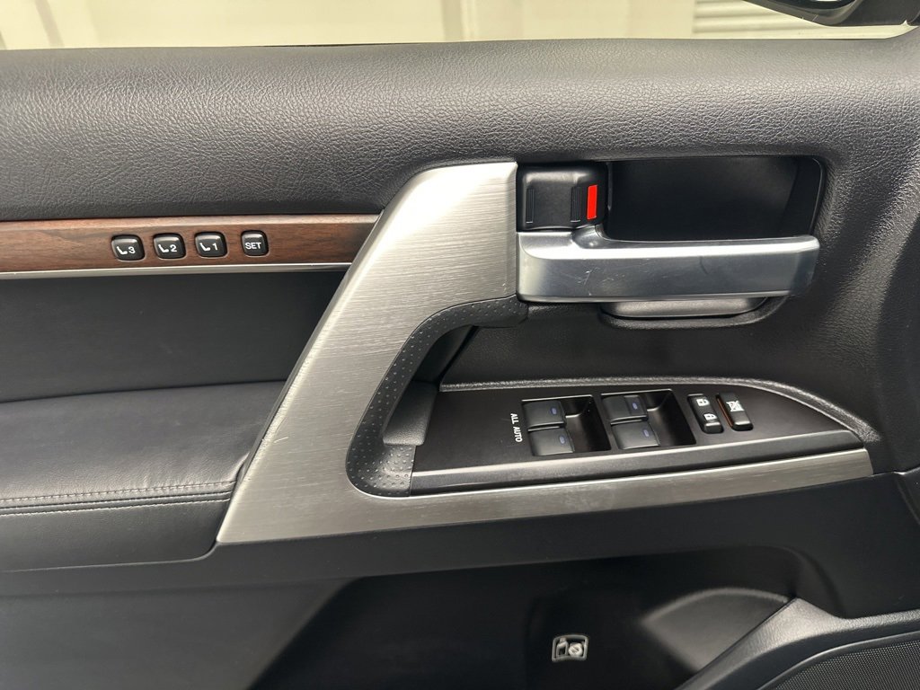 Used 2016 Toyota Land Cruiser image 30