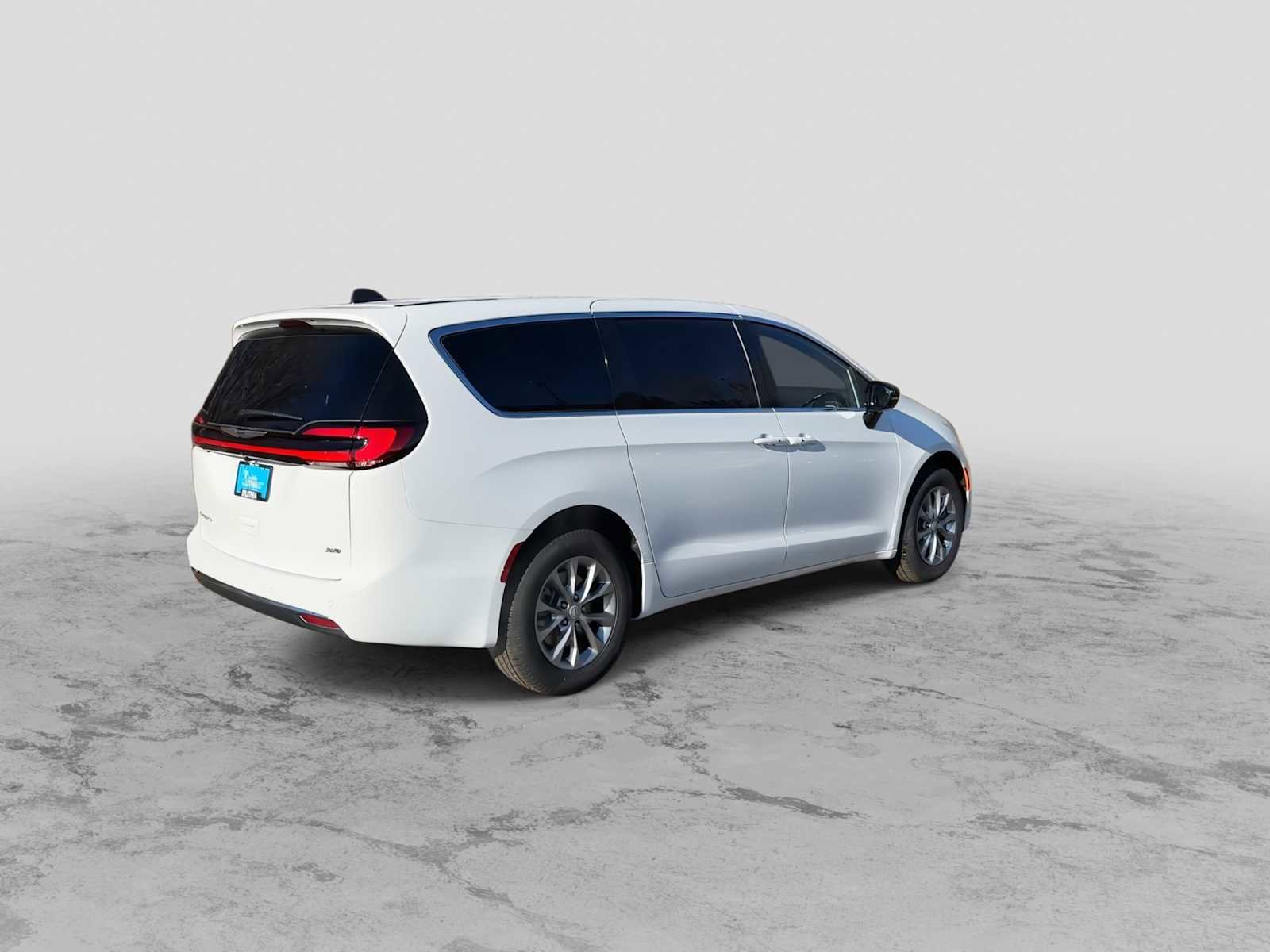 New 2026 Chrysler Pacifica Select image 8