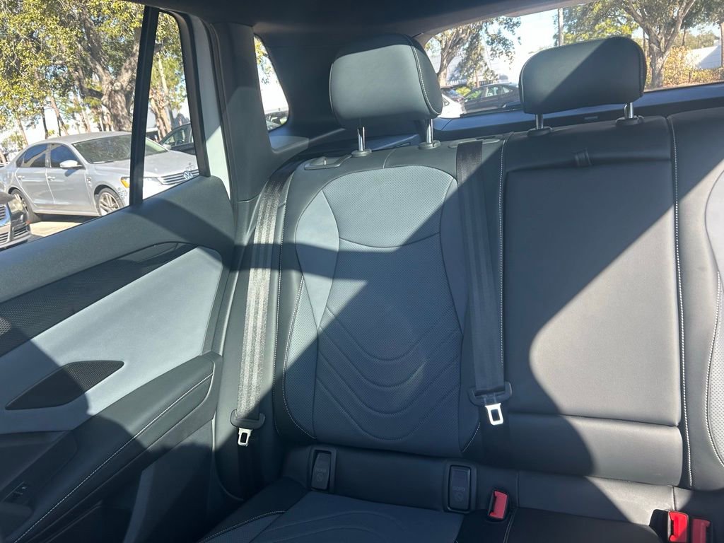 Certified 2025 Volkswagen Tiguan SE R-Line image 12