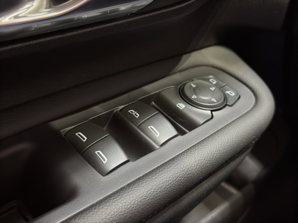 Used 2024 GMC Terrain SLE w/ Driver Convenience Package image 33