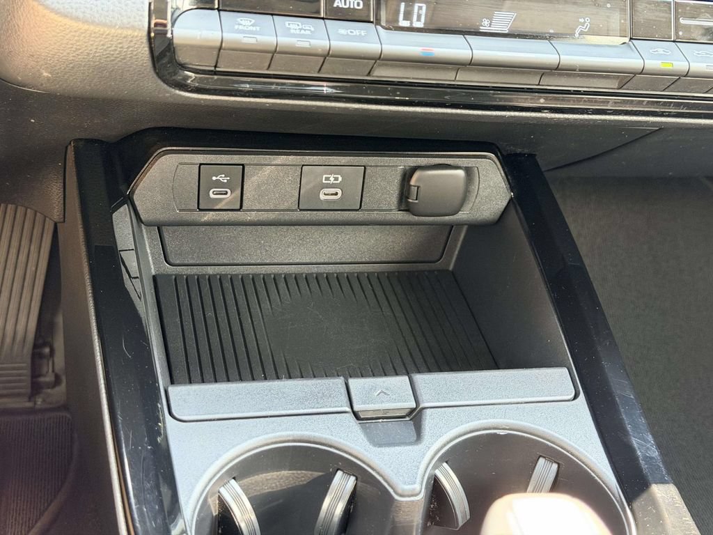 Used 2024 Toyota Prius LE FWD image 6