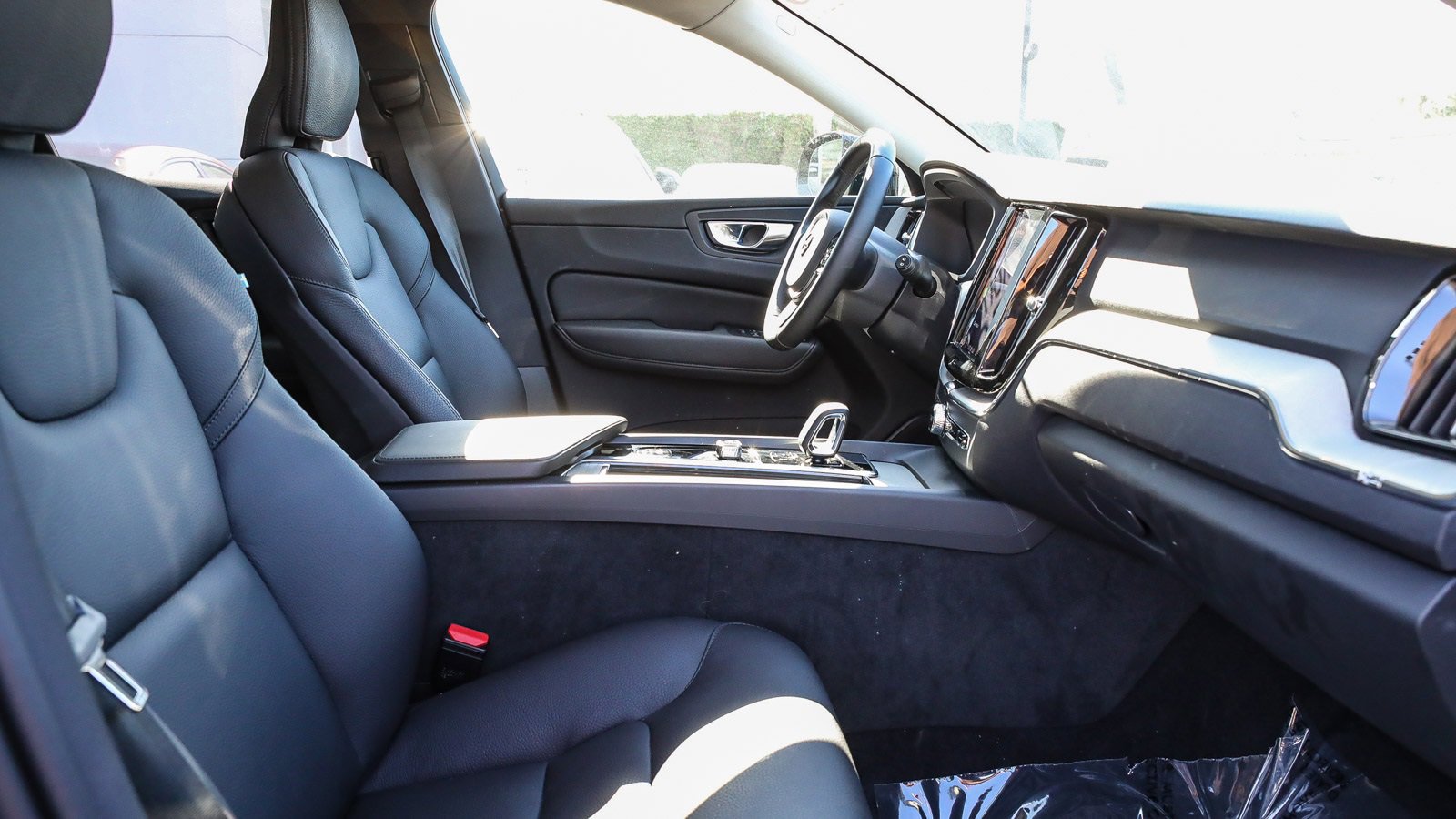 Used 2025 Volvo XC60 B5 Plus image 16