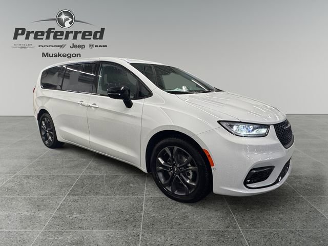 New 2026 Chrysler Pacifica Select image 1