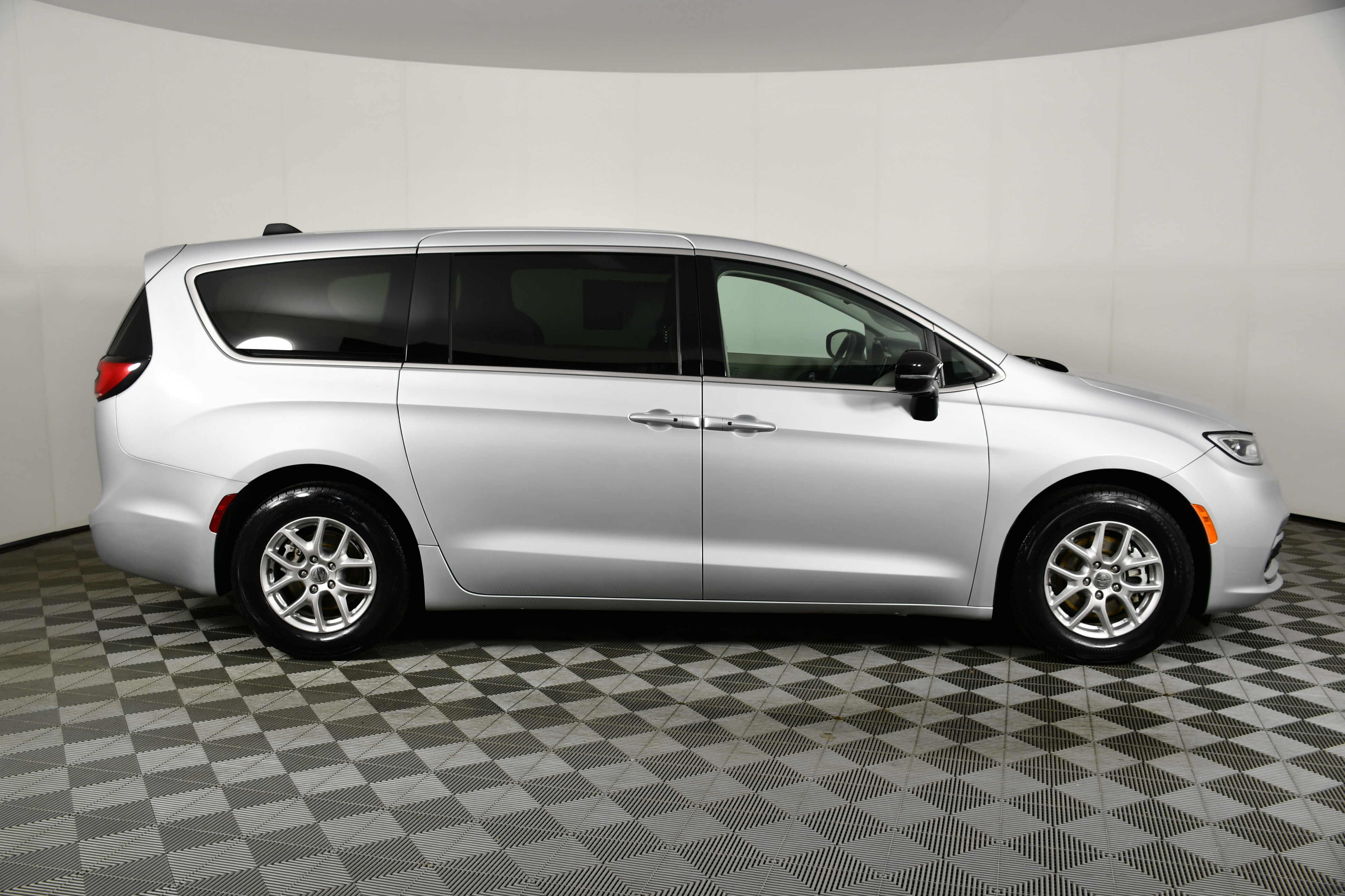 Used 2024 Chrysler Pacifica Touring-L image 5