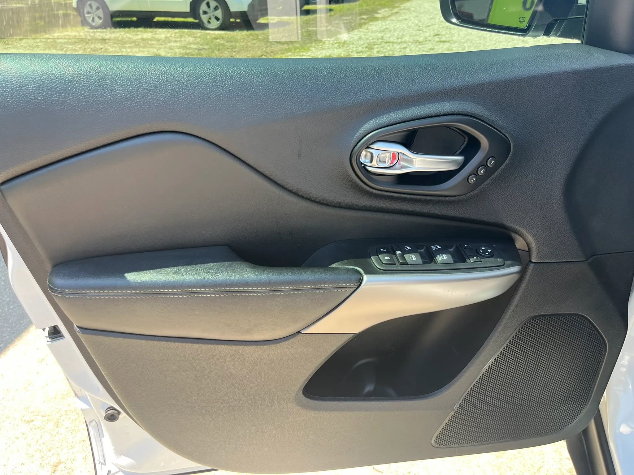 Used 2021 Jeep Cherokee Limited image 17