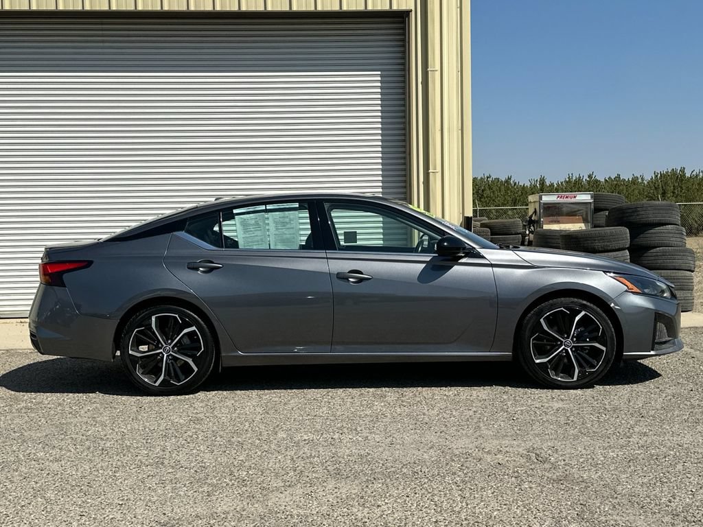 Used 2024 Nissan Altima 2.5 SR FWD image 3