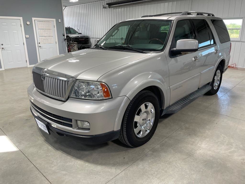 Used 2005 Lincoln Navigator Luxury AWD/4WD image 3