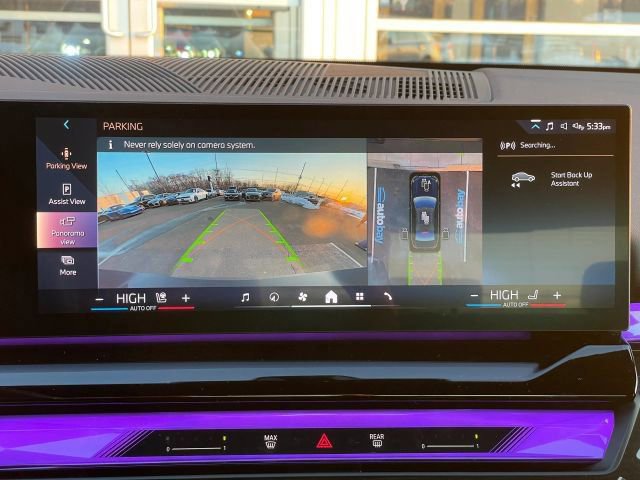 Used 2025 BMW 550e xDrive w/ Premium Package image 34