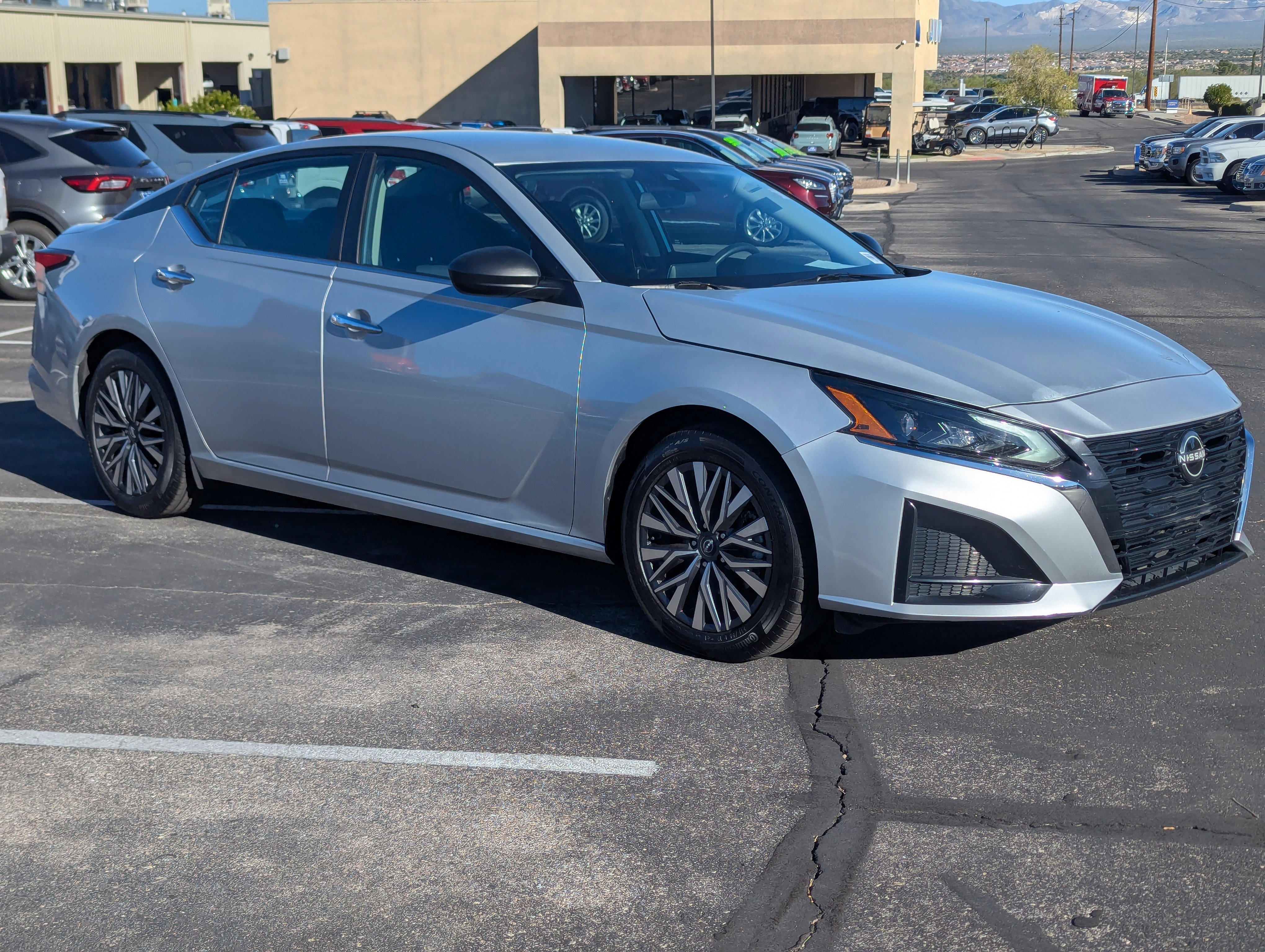 Used 2024 Nissan Altima 2.5 SV image 1