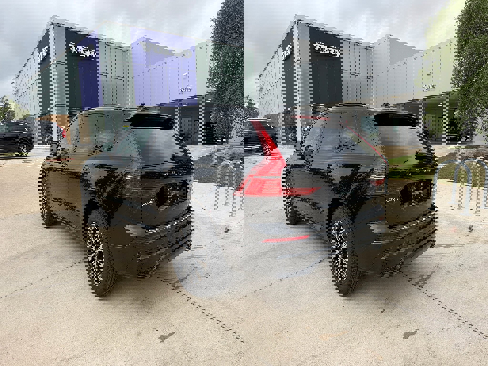 Certified 2024 Volvo XC60 B5 Plus w/ Protection Package Premier AWD/4WD image 4