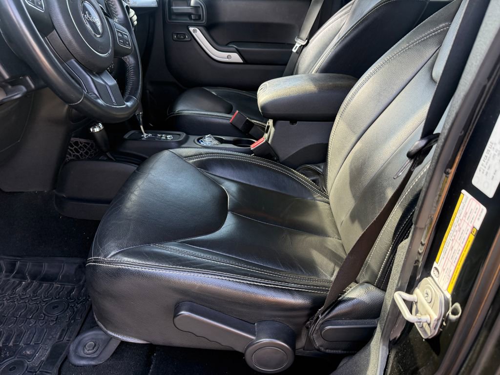 Used 2016 Jeep Wrangler Unlimited Sahara w/ Connectivity Group image 11