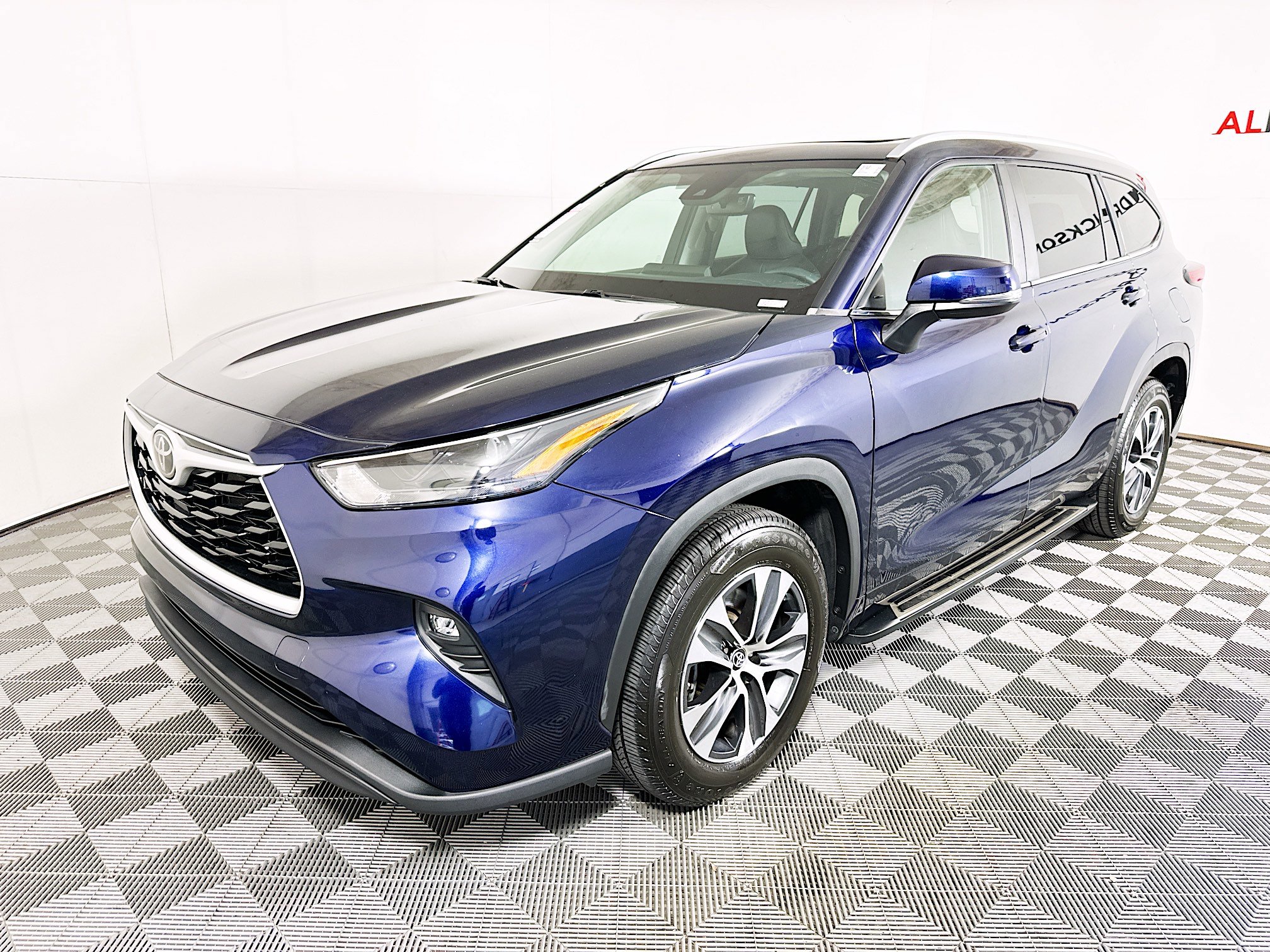 Used 2023 Toyota Highlander XLE image 7