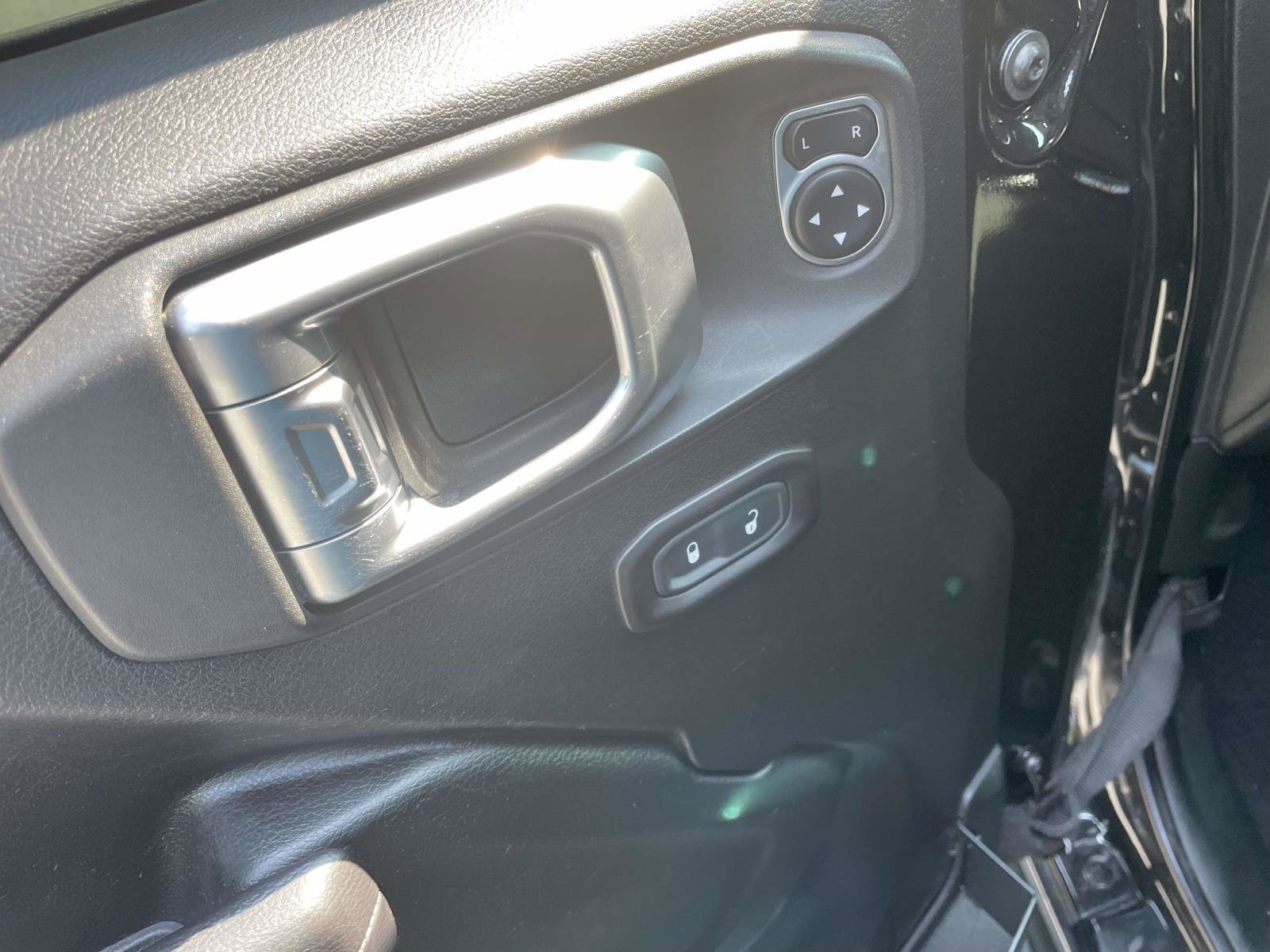 Used 2018 Jeep Wrangler Sport AWD/4WD image 14
