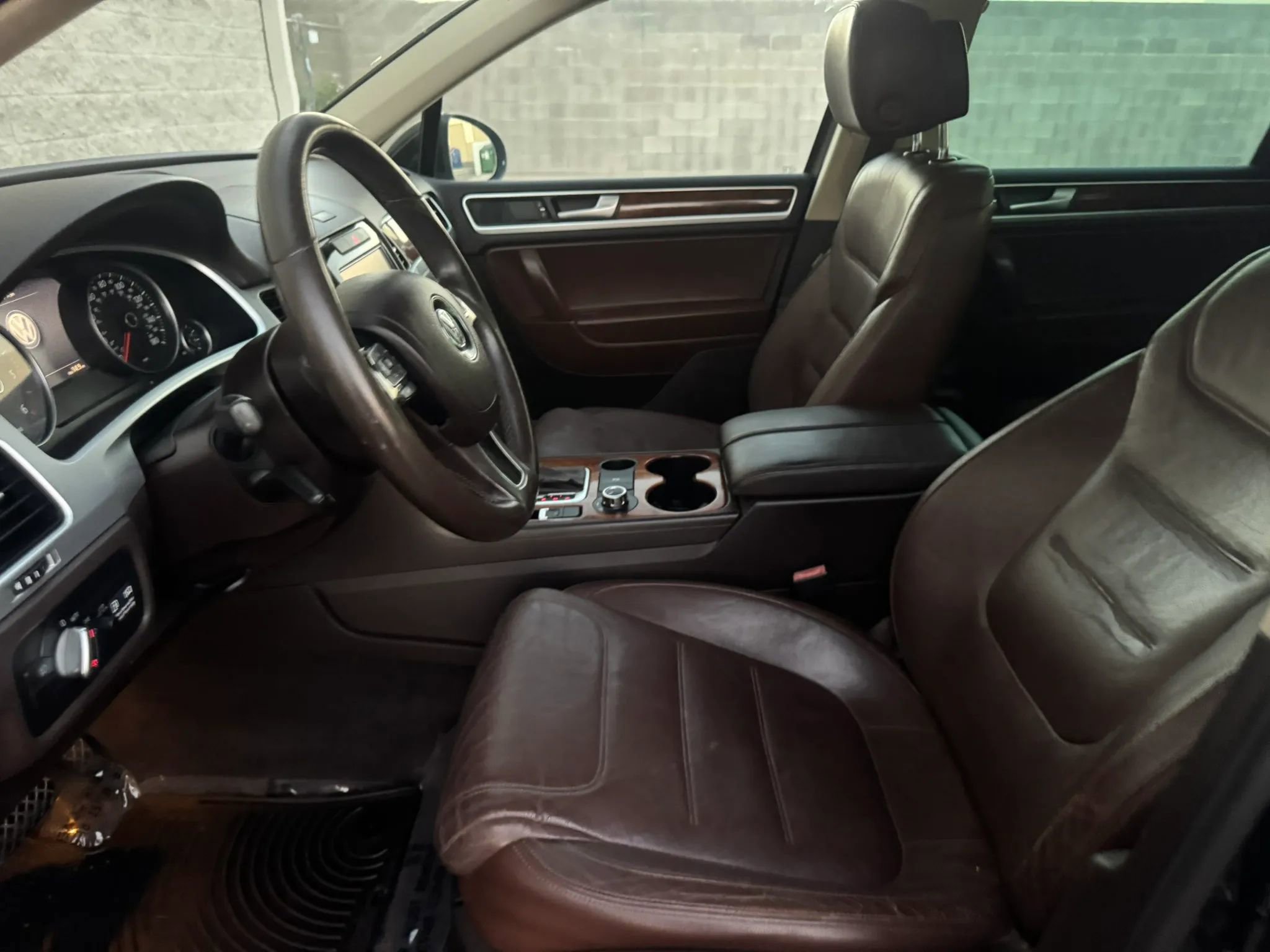 Used 2012 Volkswagen Touareg TDI image 10